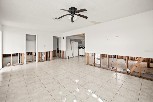 unfurnished room with light tile patterned floors and ceiling fan