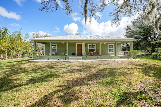 view of front of house featuring ceiling fan, a porch, and a front yard