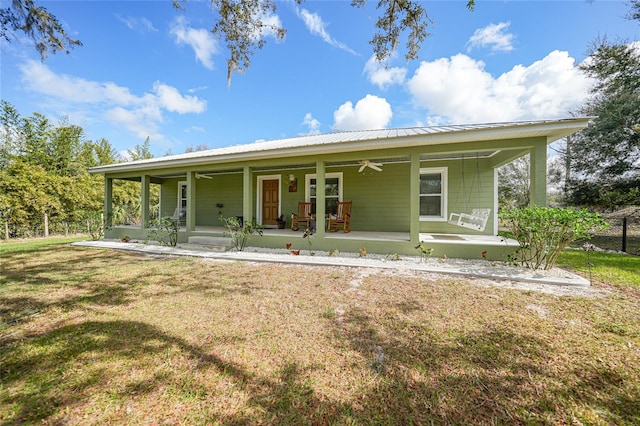 view of front facade with covered porch, ceiling fan, and a front yard