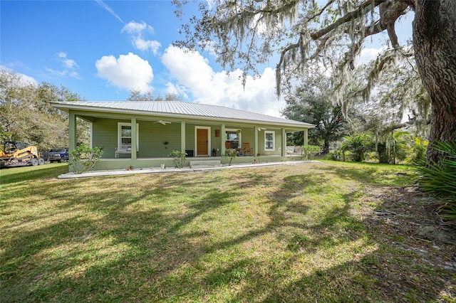 view of front of property featuring a porch, a front lawn, and ceiling fan