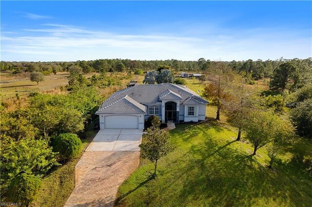 view of front of home featuring a garage and a front yard