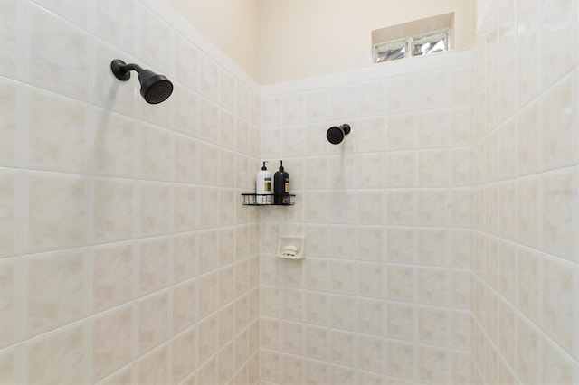 bathroom featuring tiled shower