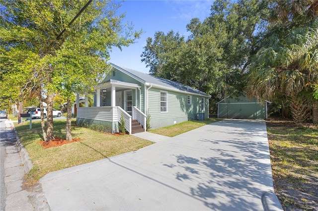 view of front of property with a front lawn and driveway