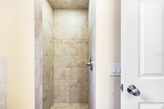 bathroom featuring a tile shower