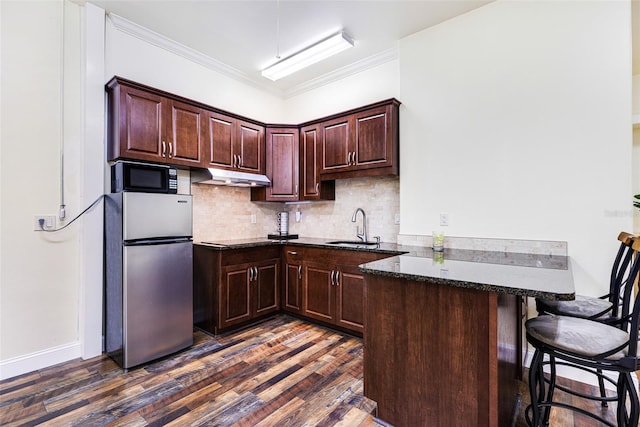 kitchen with sink, dark hardwood / wood-style flooring, kitchen peninsula, stainless steel fridge, and crown molding