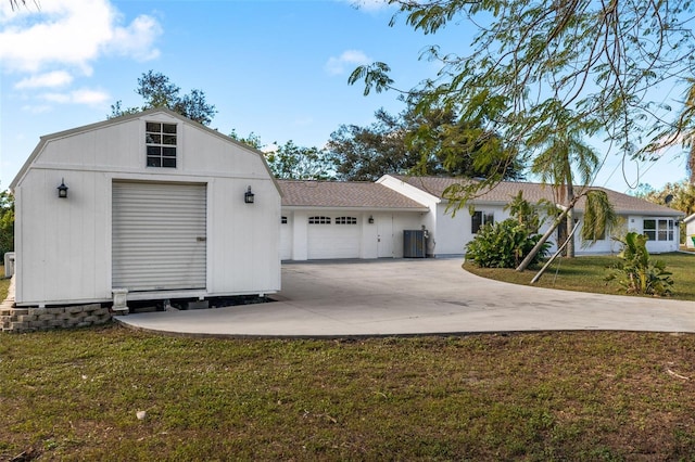 view of front facade with an attached garage, driveway, and a front yard