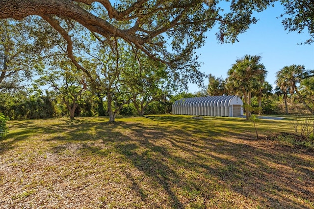 view of yard featuring an outbuilding