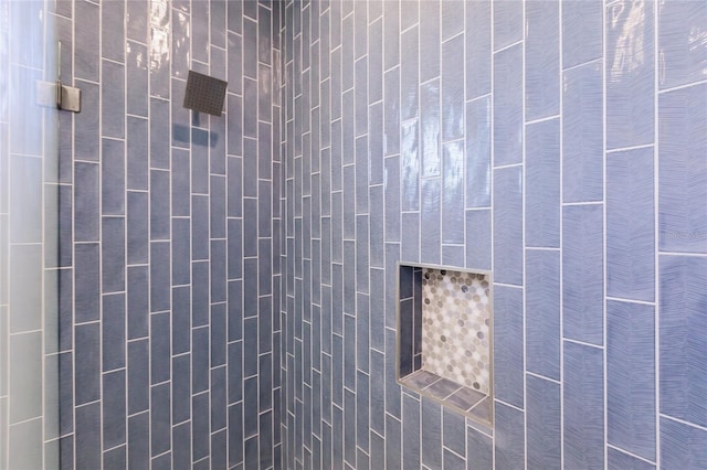 bathroom featuring tiled shower