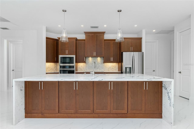 kitchen with sink, hanging light fixtures, a large island with sink, and appliances with stainless steel finishes