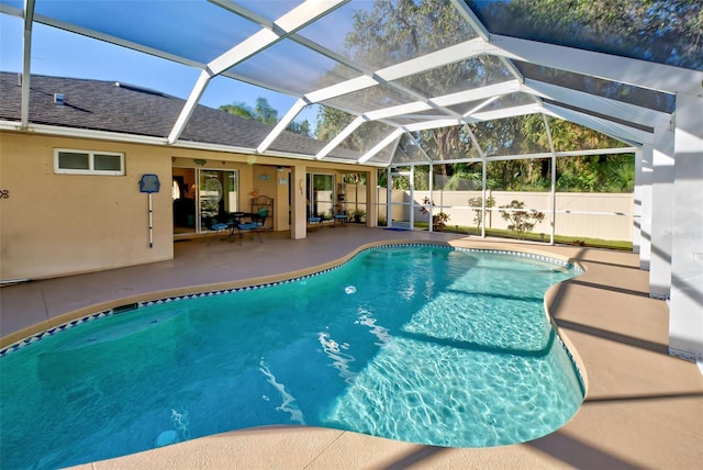 view of swimming pool with a lanai, ceiling fan, and a patio area