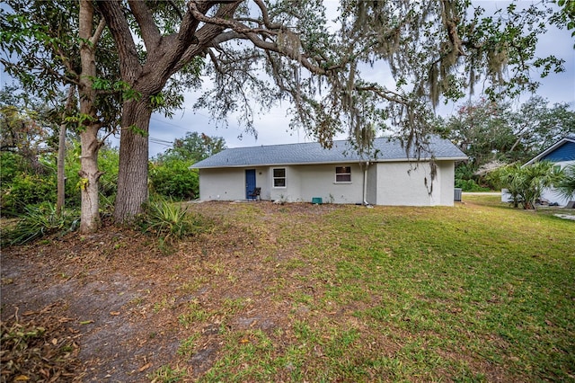 back of house featuring a yard