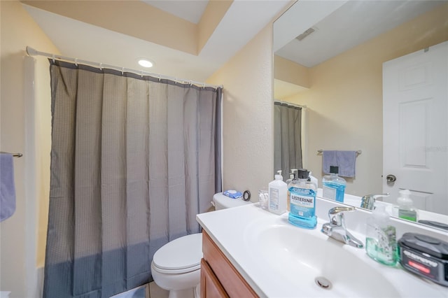 full bathroom with shower / bath combo with shower curtain, vanity, and toilet