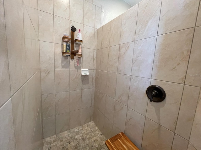 bathroom featuring tiled shower