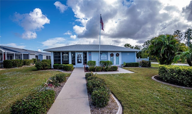 single story home with a front lawn