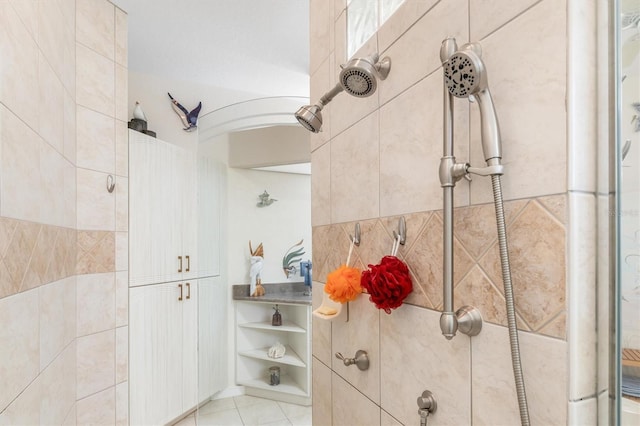 bathroom featuring a tile shower