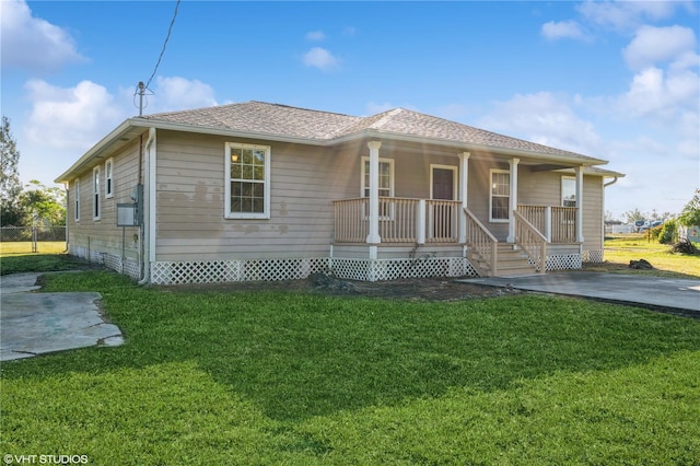 view of front of property featuring covered porch and a front yard