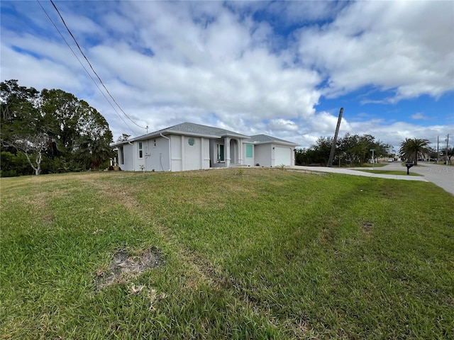 view of front of home featuring a front yard and a garage