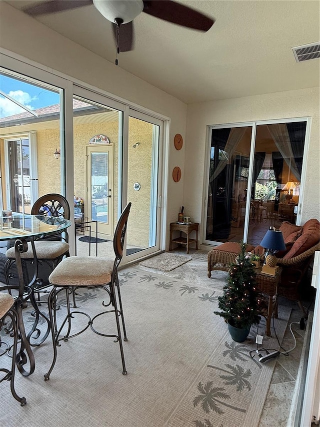 sunroom with ceiling fan