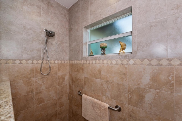 bathroom featuring tiled shower