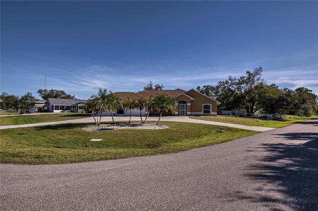 view of front of home featuring a front lawn