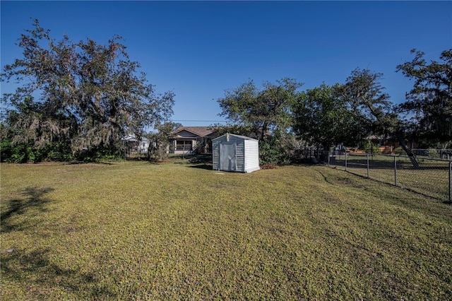 view of yard featuring a storage unit