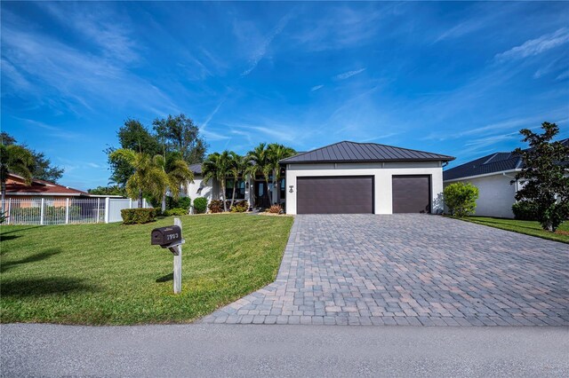 view of front of property featuring a front lawn