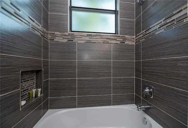 bathroom with tiled shower / bath