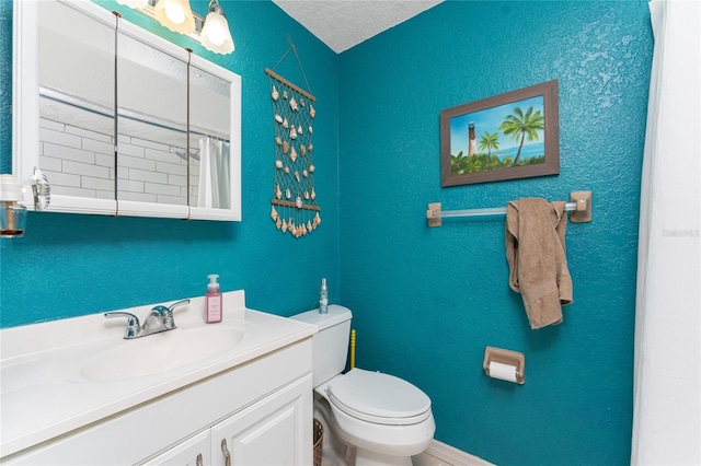 bathroom featuring a shower with curtain, vanity, a textured ceiling, and toilet