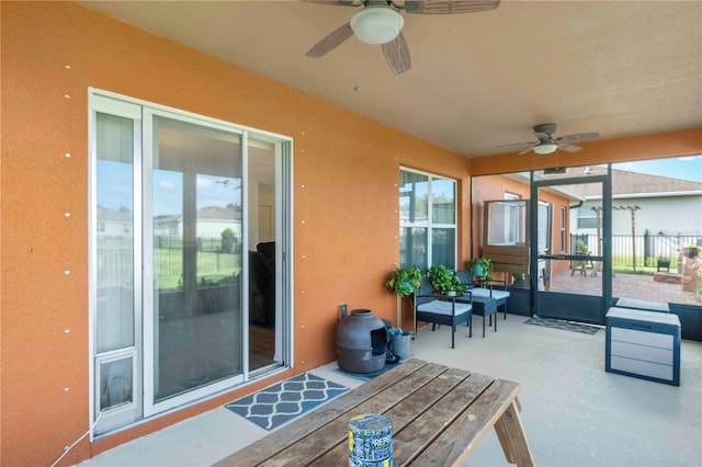 sunroom with ceiling fan