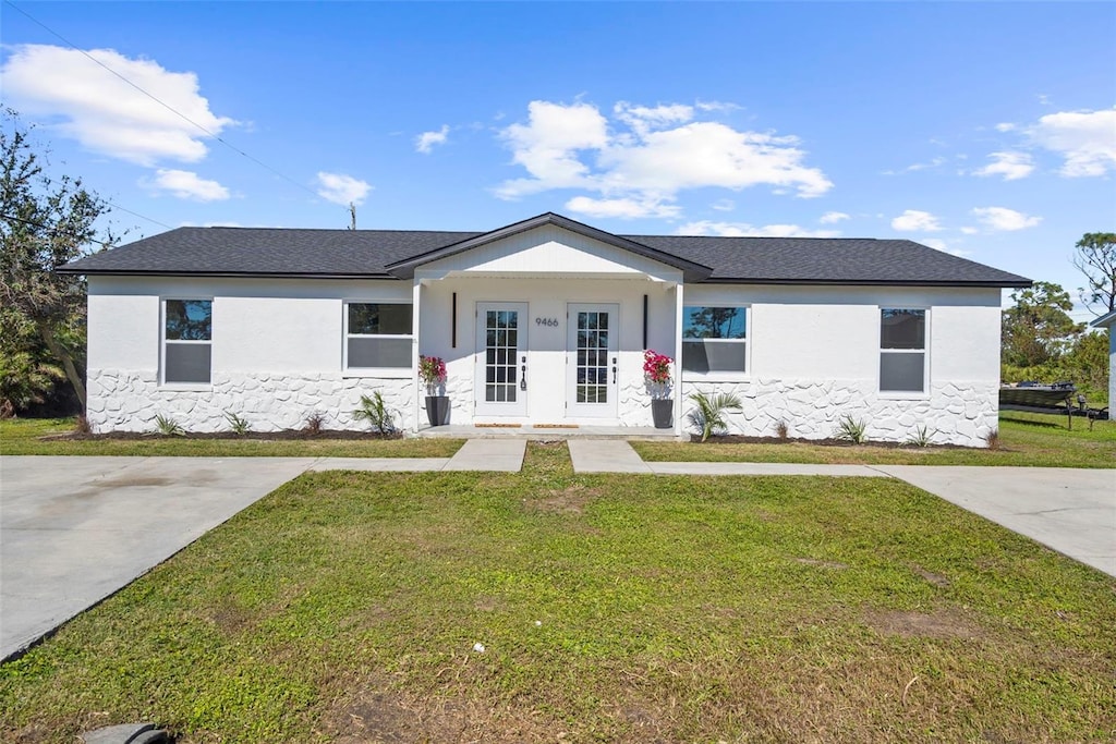 view of front of home featuring a front yard