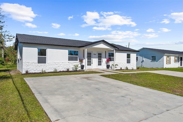 view of front of home featuring a front yard