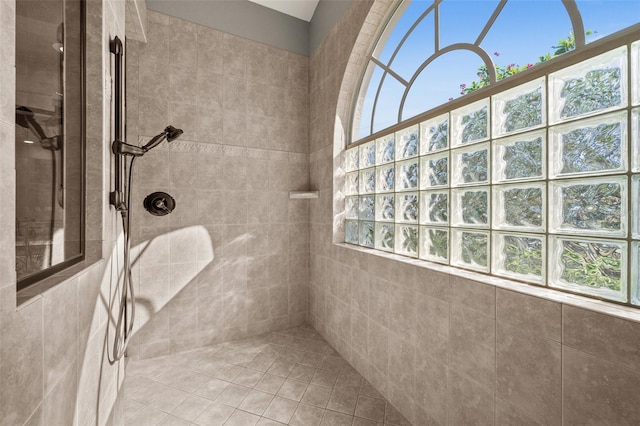 bathroom featuring tiled shower