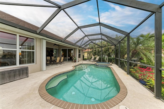 view of swimming pool featuring a lanai, an in ground hot tub, ceiling fan, and a patio