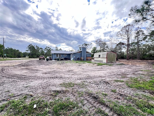 view of yard featuring an outbuilding