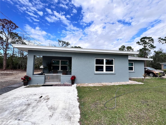 view of front of property featuring covered porch and a front lawn