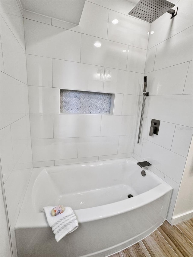 bathroom with tiled shower / bath