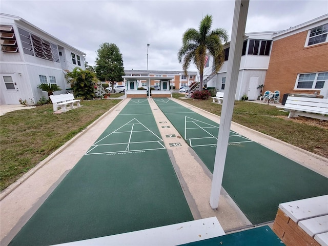 view of property's community featuring a lawn