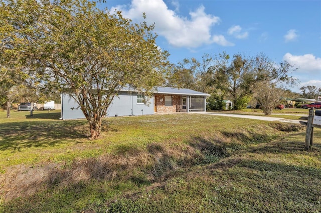 view of front of house with a front lawn