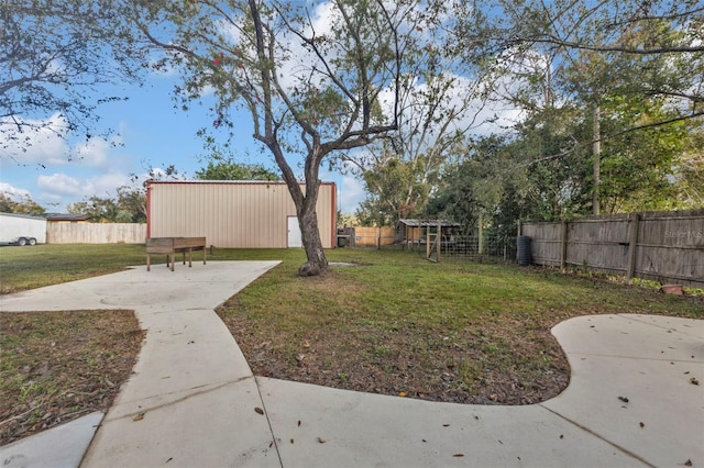 view of yard featuring a patio