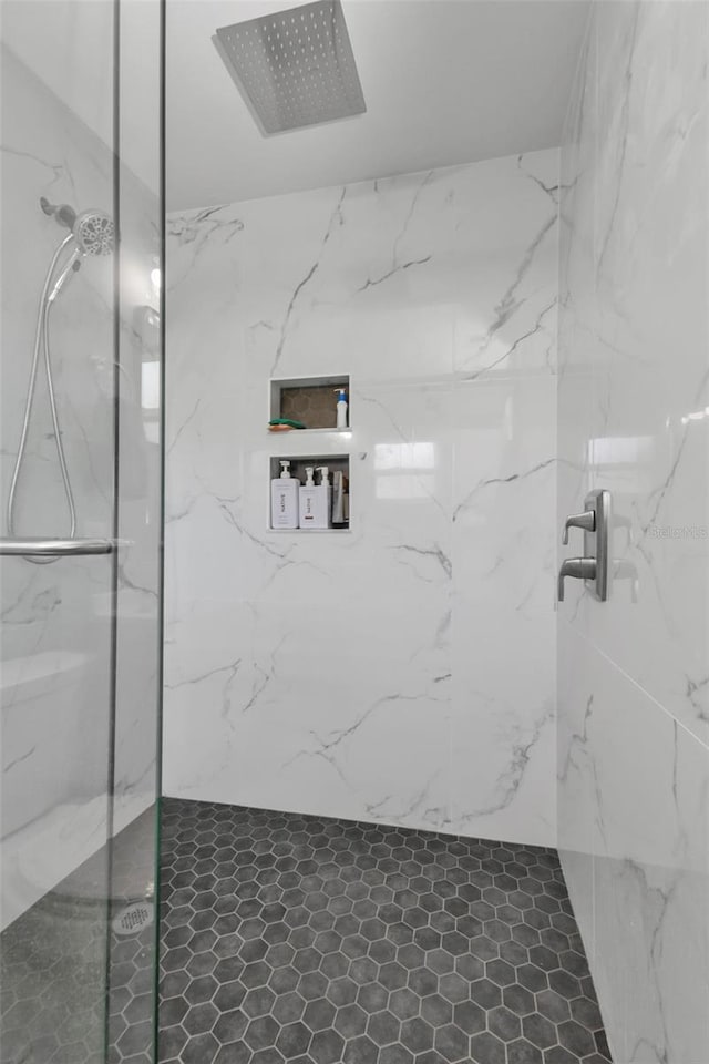 bathroom featuring a tile shower