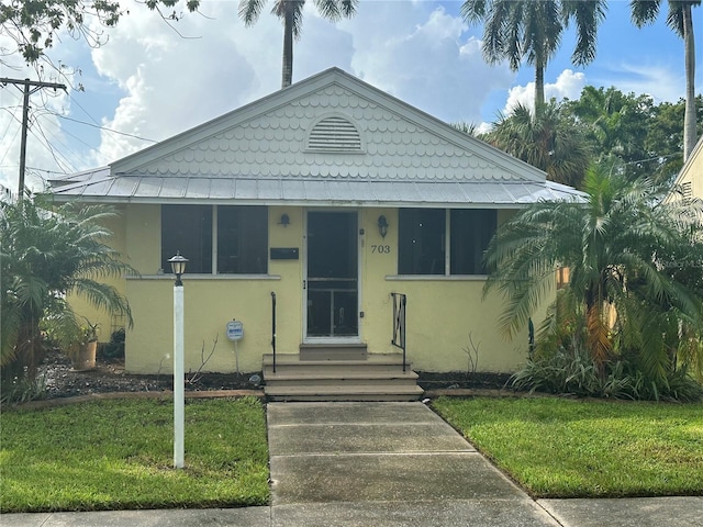 view of front of property featuring a front yard