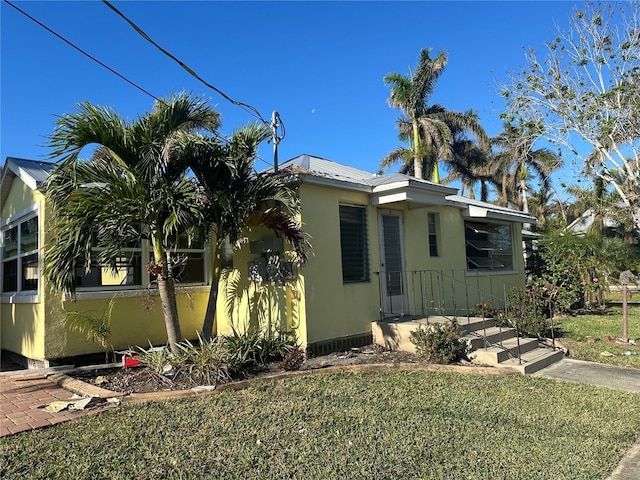 view of front of property featuring a front yard