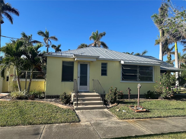 view of front of property featuring a front yard