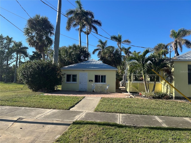 view of front of property with a front yard