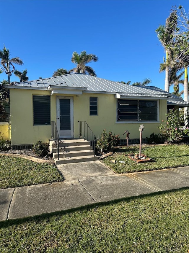 view of front of house featuring a front lawn