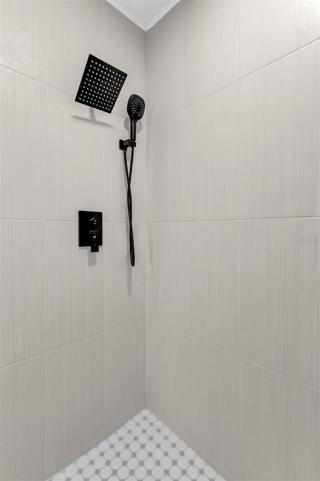 bathroom featuring a tile shower