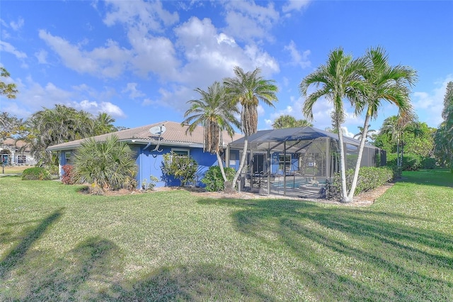 view of yard with a lanai