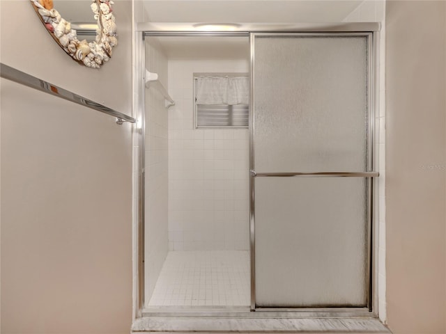 bathroom featuring a tile shower