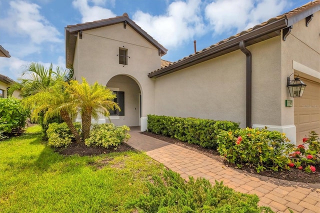 property entrance featuring a yard