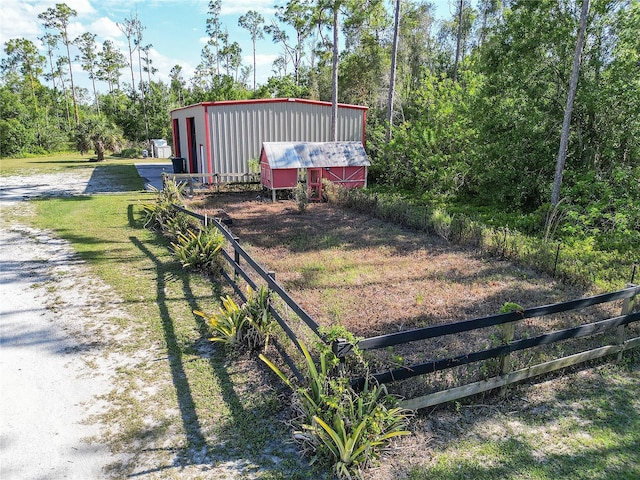 view of yard with an outdoor structure